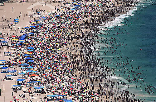  Vista aérea da Praia de Copacabana cheia de banhistas - Rio de Janeiro - RJ - Brasil. Data: 1994 