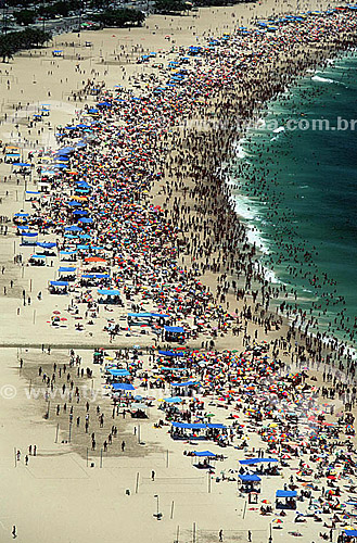  Vista aérea da Praia de Copacabana cheia de banhistas - Rio de Janeiro - RJ - Brasil  - Rio de Janeiro - Rio de Janeiro - Brasil