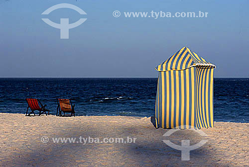  Praia de Copacabana com duas cadeiras de praia e uma cabine como as usadas no passado para trocar de roupa - Rio de Janeiro - RJ - Brasil  - Rio de Janeiro - Rio de Janeiro - Brasil