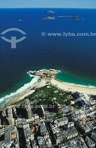  Vista da cidade do Rio de Janeiro com a Pedra do Arpoador ao centro e as ilhas Cagarras ao fundo no oceano Atlântico - RJ - Brasil

  - Rio de Janeiro - Rio de Janeiro - Brasil