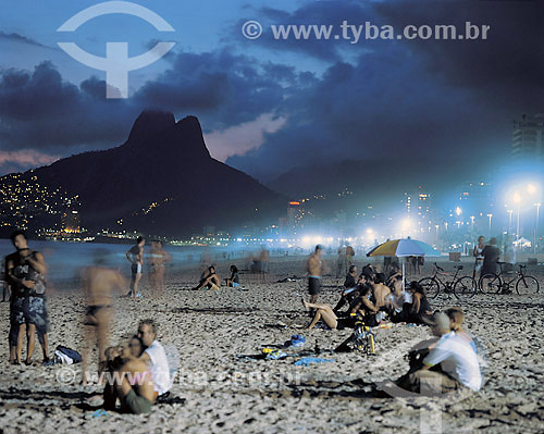  Banhista na Praia de Ipanema ao anoitecer com o Morro dos Dois Irmãos ao fundo - Rio de Janeiro - RJ  - Rio de Janeiro - Rio de Janeiro - Brasil