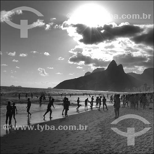  Silhueta de pessoas na Praia de Ipanema com o Morro Dois Irmãos   ao fundo - Rio de Janeiro - RJ - Brasil   O Morro Dois Irmãos é Patrimônio Histórico Nacional desde 08-08-1973.  - Rio de Janeiro - Rio de Janeiro - Brasil