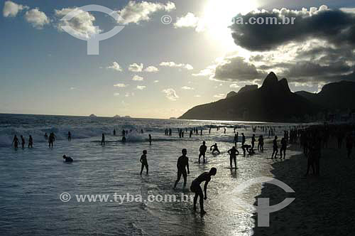  Silhueta de pessoas na Praia de Ipanema com o Morro Dois Irmãos   ao fundo - Rio de Janeiro - RJ - Brasil 

  O Morro Dois Irmãos é Patrimônio Histórico Nacional desde 08-08-1973.  - Rio de Janeiro - Rio de Janeiro - Brasil