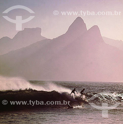  Surfistas na Praia de Ipanema com a Pedra da Gávea e o Morro Dois Irmãos   ao fundo - Rio de Janeiro - RJ - Brasil

  A Pedra da Gávea e o Morro Dois Irmãos são Patrimônios Históricos Nacionais desde 08-08-1973.  - Rio de Janeiro - Rio de Janeiro - Brasil