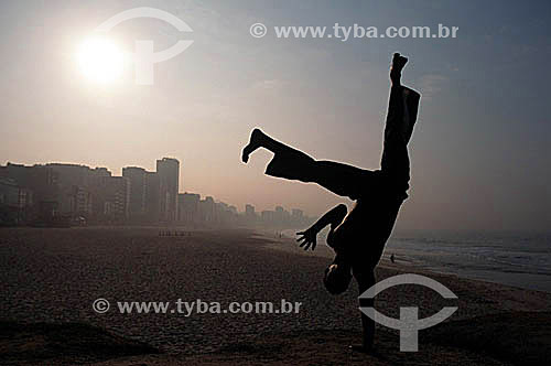  Rapaz lutando Capoeira na praia do Leblon  Rio de Janeiro  RJ  / Data: 2005
 
