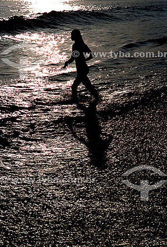  Silhueta de mulher nas águas da Praia de Ipanema, prateadas pelo reflexo do sol - Rio de Janeiro - RJ - Brasil  - Rio de Janeiro - Rio de Janeiro - Brasil