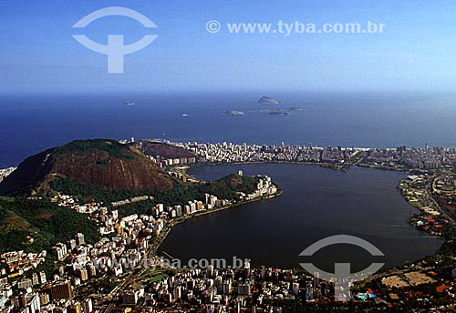  Vista aérea da Lagoa Rodrigo de Freitas   ; os prédios dos bairros de Ipanema e Leblon acima e do Jardim Botânico abaixo; e as Ilhas Cagarras ao fundo no Oceano Atlântico - Rio de Janeiro - RJ - Brasil

  Patrimônio Histórico Nacional desde 19-06-2000.  - Rio de Janeiro - Rio de Janeiro - Brasil