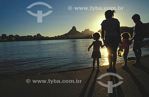  Familia na Lagoa Rodrigo de Freitas com o o morro Dois Irmãos e Pedra da Gávea   ao fundo. - Rio de Janeiro - RJ - Brasil

  A Pedra da Gávea e o Morro Dois Irmãos são Patrimônios Históricos Nacionais desde 08-08-1973.  - Rio de Janeiro - Rio de Janeiro - Brasil