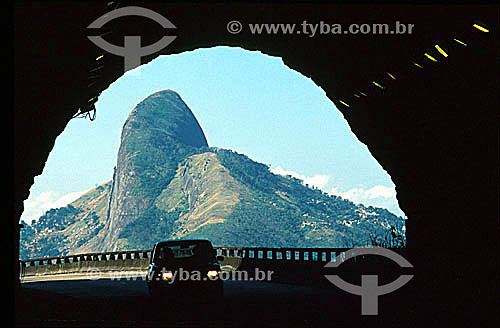  Carro entrando em túnel do Elevado do Joá com o Morro Dois Irmãos   ao fundo - Rio de Janeiro - RJ - Brasil

  Patrimônio Histórico Nacional desde 08-08-1973.  - Rio de Janeiro - Rio de Janeiro - Brasil