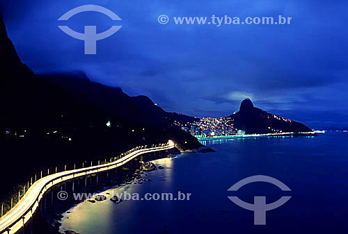  Vista do Elevado do Joá iluminado pelas luzes dos carros e o Morro Dois Irmãos à direita com as luzes da ex-favela da Rocinha  - Rio de Janeiro - Rio de Janeiro - Brasil