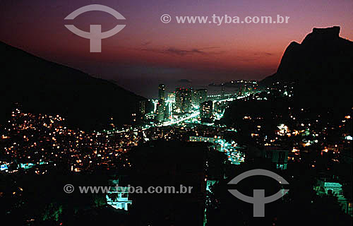  Iluminação noturna dos bairros da Rocinha (em primeiro plano) e São Conrado. Ao fundo a silhueta da Pedra da Gávea à direita - Rio de Janeiro - RJ - Brasil / Data: 05/1992 