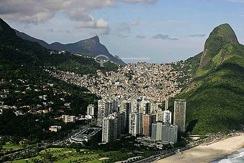  Vista aérea de São Conrado com a Favela da Rocinha, Morro Dois Irmãos e Corcovado ao fundo  - Rio de Janeiro - Rio de Janeiro - Brasil