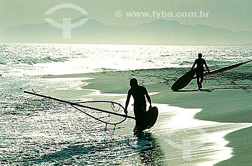  Assunto: Silhueta de dois windsurfistas ao entardecer nas águas da Praia da Barra da Tijuca, prateadas pelo reflexo do sol / Local: Rio de Janeiro (RJ) - Brasil / Data: 05/1992 