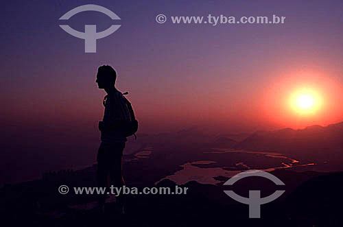  Silhueta de um homem no cume da Pedra Bonita ao pôr do sol - Barra da Tijuca ao fundo - Rio de Janeiro - RJ - Brasil  - Rio de Janeiro - Rio de Janeiro - Brasil