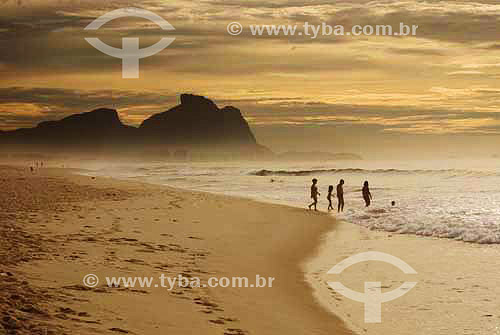 Família entrando na água na praia do Recreio com Pedra da Gávea ao fundo - Rio de Janeiro - RJ - Brasil  - Rio de Janeiro - Rio de Janeiro - Brasil
