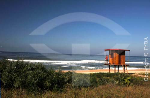  Posto Salva-Vidas em Grumari, região transformada em Área de Proteção Ambiental (APA), em 1986, e tombada pelo Instituto Estadual do Patrimônio Cultural (INEPAC) - Rio de Janeiro - RJ - Brasil  foto digital  - Rio de Janeiro - Rio de Janeiro - Brasil