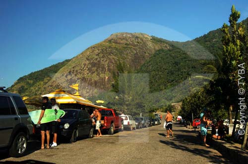  Pessoas chegando na praia de Grumari - Rio de Janeiro - RJ - Brasil  foto digital  - Rio de Janeiro - Rio de Janeiro - Brasil