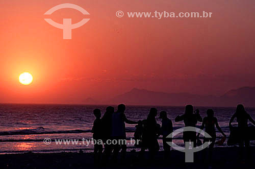  Silhueta de jovens banhistas na Praia da Barra da Tijuca ao pôr-do-sol - Rio de Janeiro - RJ - Brasil  - Rio de Janeiro - Rio de Janeiro - Brasil