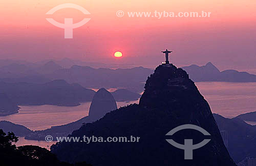  Vista aérea do Cristo Redentor ao nascer do sol com o Pão de Açúcar ao fundo - Rio de Janeiro - RJ - Brasil  - Rio de Janeiro - Rio de Janeiro - Brasil