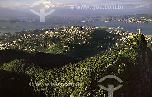  Vista aérea do Cristo Redentor no morro do Corcovado - Rio de Janeiro - RJ - Brasil  /  Data: 2007
 