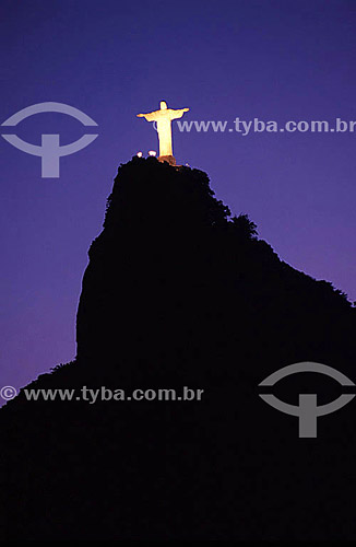  Silhueta do Cristo Redentor sobre o Morro do Corcovado iluminado ao crepúsculo - Rio de Janeiro - RJ - Brasil  - Rio de Janeiro - Rio de Janeiro - Brasil