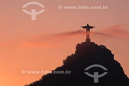  Silhueta do Cristo Redentor sobre o Morro do Corcovado ao nascer do sol - Rio de Janeiro - RJ - Brasil  - Rio de Janeiro - Rio de Janeiro - Brasil