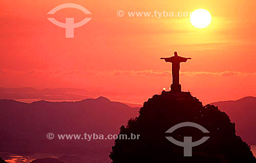  Silhueta do Cristo Redentor sobre o Morro do Corcovado ao nascer do sol - Rio de Janeiro - RJ - Brasil  - Rio de Janeiro - Rio de Janeiro - Brasil