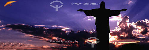  Vista do Cristo Redentor em silhueta com asa-delta acima à esquerda ao pôr-do-sol - Rio de Janeiro - RJ - Brasil  - Rio de Janeiro - Rio de Janeiro - Brasil
