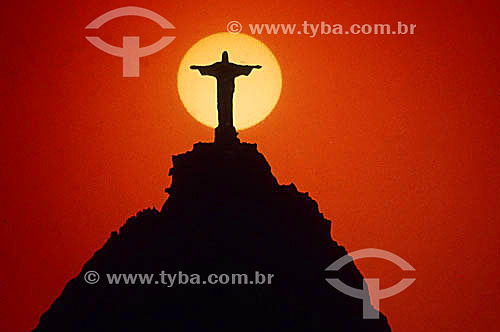  Silhueta do Cristo Redentor sobre o Morro do Corcovado contra o sol - Rio de Janeiro - RJ - Brasil  - Rio de Janeiro - Rio de Janeiro - Brasil