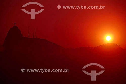  Silhueta do Cristo Redentor sobre o Morro do Corcovado ao pôr-do-sol - Rio de Janeiro - RJ - Brasil  - Rio de Janeiro - Rio de Janeiro - Brasil