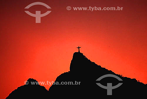  Silhueta do Cristo Redentor sobre o Morro do Corcovado ao pôr-do-sol - Rio de Janeiro - RJ - Brasil  - Rio de Janeiro - Rio de Janeiro - Brasil