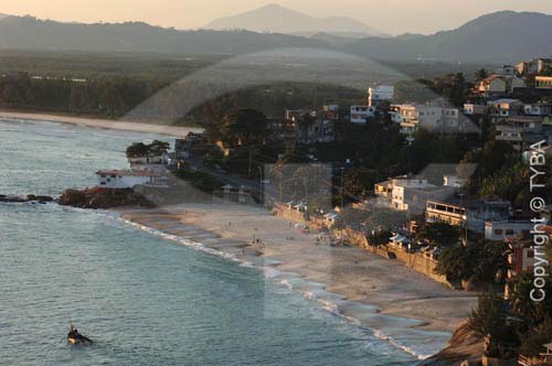  Vista aérea da Praia de Barra de Guaratiba (litoral sul da cidade do RJ, próxima à Restinga da Marambaia) com moradias ao redor e barco no mar - Rio de Janeiro - Brasil  foto digital  - Rio de Janeiro - Rio de Janeiro - Brasil