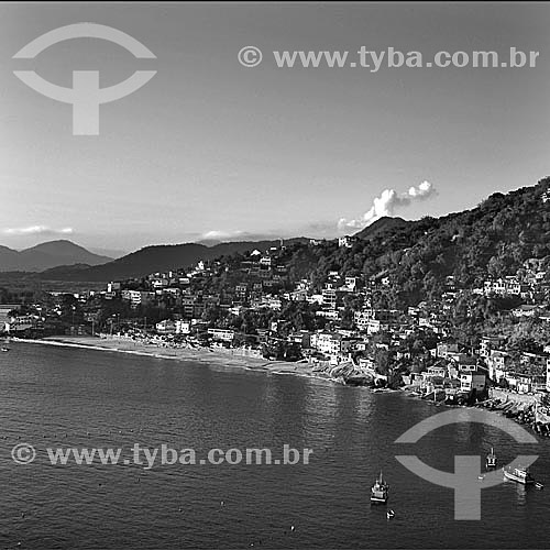  Praia de Barra de Guaratiba (litoral sul do  RJ, próxima à Restinga da Marambaia) com moradias ao redor e pequenas embarcações no mar - Rio de Janeiro - RJ - Brasil  foto digital  - Rio de Janeiro - Rio de Janeiro - Brasil