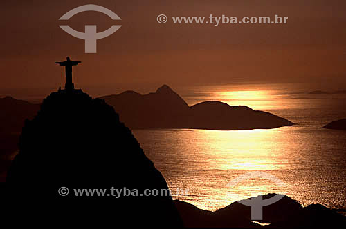  Cristo Redentor ao pôr-do-sol - Rio de Janeiro - RJ - Brasil / Data: 03/1999

 