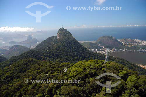  Vista aérea de mata florestada em montanhas com Cristo Redentor e Pão de Açucar ao fundo - Rio de Janeiro - RJ - Brasil  - Rio de Janeiro - Rio de Janeiro - Brasil