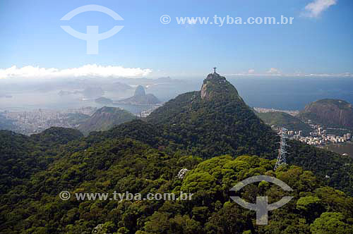  Vista aérea de mata florestada em montanhas com Cristo Redentor e Pão de Açucar ao fundo - Rio de Janeiro - RJ - Brasil  - Rio de Janeiro - Rio de Janeiro - Brasil