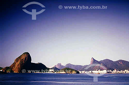  Pão de Açúcar   visto da Baía de Guanabara - RJ - Brasil

  é comum chamarmos de Pão de Açúcar, o conjunto da formação rochosa que inclui o Morro da Urca e o próprio Morro do Pão de Açúcar (o mais alto dos dois). Nesta foto, o pequeno Morro Cara de Cão onde foi construído o Forte São João em 1578, é visto à direita como a parte mais baixa  e avançada sobre a Baía do mesmo complexo. O conjunto rochoso é Patrimônio Histórico Nacional desde 08-08-1973.  - Rio de Janeiro - Rio de Janeiro - Brasil