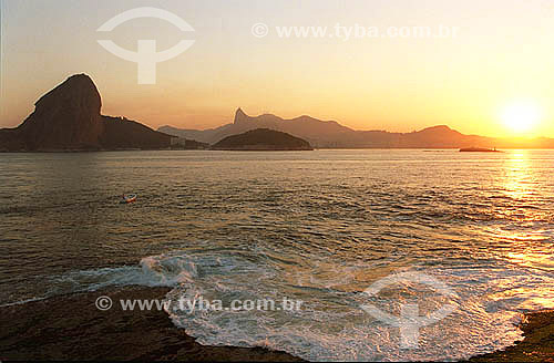  Pão de Açucar  e Corcovado vistos da Fortaleza de Santa Cruz - Niteroi - RJ - Brazil - Julho 1999

  é comum chamarmos de Pão de Açúcar, o conjunto da formação rochosa que inclui o Morro da Urca e o próprio Morro do Pão de Açúcar (o mais alto dos dois). O conjunto rochoso é Patrimônio Histórico Nacional desde 08-08-1973.  - Rio de Janeiro - Rio de Janeiro - Brasil