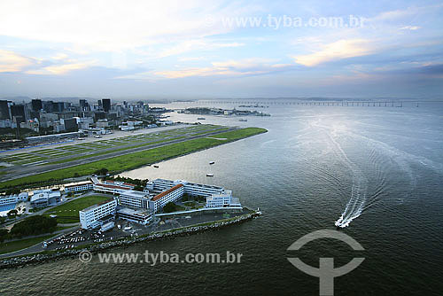  Vista aérea do Aeroporto Santos Dumont e da Baía de Guanabara e centro da cidade ao fundo à esquerda - Rio de Janeiro - RJ - Brasil  - Rio de Janeiro - Rio de Janeiro - Brasil