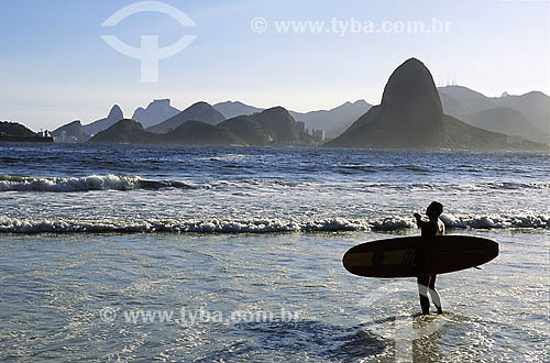  Surfista na Baia da Guanabara em ponto com vista do forte de Embui em Niterói - RJ - Brasil  - Niterói - Rio de Janeiro - Brasil