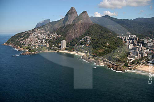  Morro Dois Irmãos  com a Favela do Vidigal do lado esquerdo - Rio de Janeiro - RJ - Brasil 

 Patrimônio Histórico Nacional desde 08-08-1973. obs.: foto digital  - Rio de Janeiro - Rio de Janeiro - Brasil