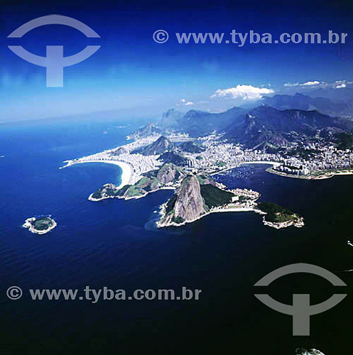  Vista panorâmica da Zona Sul do Rio de Janeiro. Em primeiro plano o Pão de Açúcar   tendo à direita, uma área pertencente ao Exército Brasileiro e o Morro Cara de Cão. Logo à esquerda do Pão de Açúcar vemos a Praia Vermelha seguida da Praia de Copacabana e da Praia de Ipanema. Em segundo plano, à direita do Pão de Açúcar vemos a praia de Botafogo e a praia do Flamengo - Rio de Janeiro - RJ - Brasil

  é comum chamarmos de Pão de Açúcar, o conjunto da formação rochosa que inclui o Morro da Urca e o próprio Morro do Pão de Açúcar (o mais alto dos dois). Nesta foto, o pequeno Morro Cara de Cão onde foi construído o Forte São João em 1578, é visto à esquerda como a parte mais baixa  e avançada sobre a Baía do mesmo complexo. O conjunto rochoso é Patrimônio Histórico Nacional desde 08-08-1973.  - Rio de Janeiro - Rio de Janeiro - Brasil