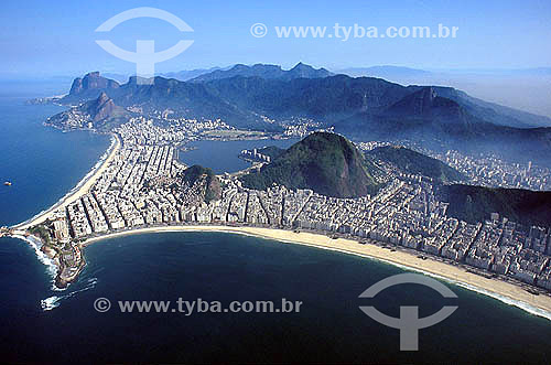  Vista aérea da interseção entre os bairros de Ipanema à esquerda e Copacabana à direita. Da esquerda para a direita vê-se: o lado da Praia de Ipanema conhecido como Arpoador; a Pedra do Arpoador; a Praia do Diabo e outras 3 praias pertencentes ao Exército Brasileiro; o Forte de Copacabana construído no século 18 e o lado da Praia de Copacabana conhecido como Posto 6 - Ao fundo Lagoa Rodrigo de Freitas, Morro Dois Irmãos e Pedra da Gávea - Rio de Janeiro - RJ - Brasil - Data: 2008 