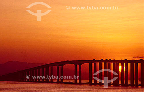  Ponte Rio Niterói ao pôr do sol - Rio de Janeiro - RJ - Brasil  - Niterói - Rio de Janeiro - Brasil