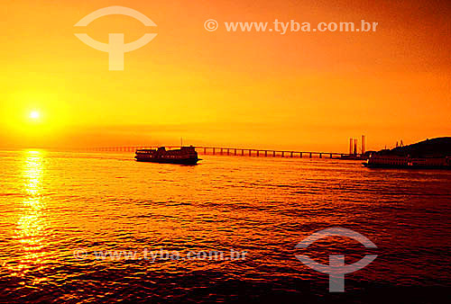  Pôr-do-sol em Niterói, barca na Baía de Guanabara e ponte Rio-Niteroi ao fundo - Niterói - RJ - Brasil  - Niterói - Rio de Janeiro - Brasil