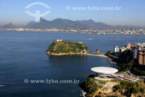  Vista aérea da Baía de Guanabara com MAC (Museu de Arte Contemporânea de Niterói)  à frente - Boa Viagem - Niterói - RJ - Brasil - Julho de 2006

  Projetado pelo arquiteto Oscar Niemeyer, o MAC foi construído no Mirante da Boa Viagem.  - Niterói - Rio de Janeiro - Brasil