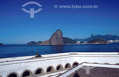  Fortaleza de Santa Cruz (também conhecida como Fortaleza Velha) com a cidade do Rio de Janeiro ao fundo  - Niterói - Rio de Janeiro - Brasil