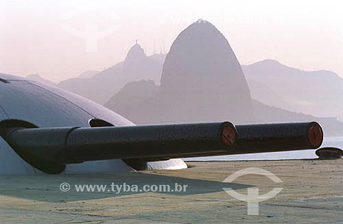  Canhões no Forte do Imbuí  com Pão de Açucar e Corcovado ao fundo - Jurujuba - Niterói - RJ - Brazil
  - Niterói - Rio de Janeiro - Brasil