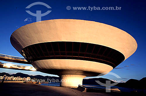  MAC - Museu de Arte Contemporânea (projeto de Oscar Niemeyer), construído entre 1991e 1996 no Mirante Boa Viagem sobre a Baía de Guanabara em Niterói - RJ - Brasil  - Niterói - Rio de Janeiro - Brasil