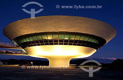  Iluminação noturna do MAC - Museu de Arte Contemporânea (projeto de Oscar Niemeyer), construído entre 1991e 1996 no Mirante Boa Viagem sobre a Baía de Guanabara em Niterói - RJ - Brasil  - Niterói - Rio de Janeiro - Brasil